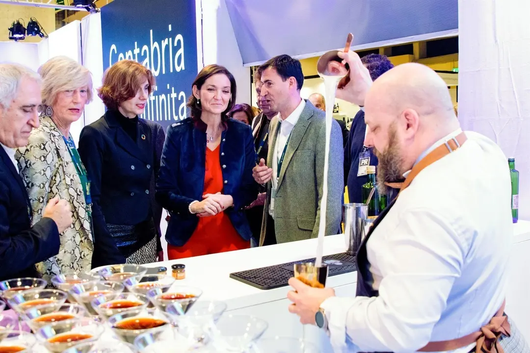 La ministra de Turismo, Reyes Maroto, visita el espacio de Cantabria en Madrid Fusi&oacute;n acompa&ntilde;ada de la consejera, Marina Lomb&oacute;