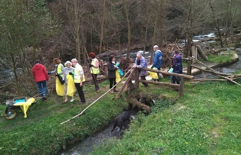 Cerca de 30 voluntarios participan en tareas de limpieza de residuos abandonados en Es Llac Gran de Alc&uacute;dia