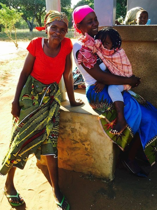 Imagen de mujeres en las escuelas contruídas en Mozambique