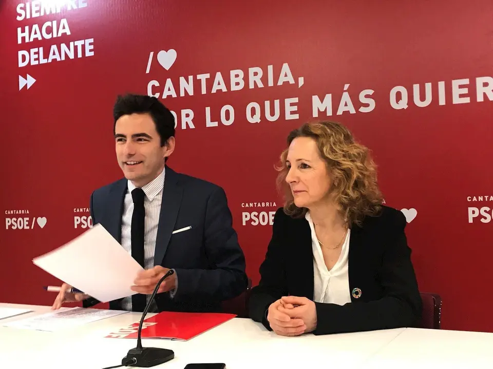 El diputado y la senadora del PSOE por Cantabria, Pedro Casares e Isabel Fern&aacute;ndez, respectivamente, en rueda de prensa