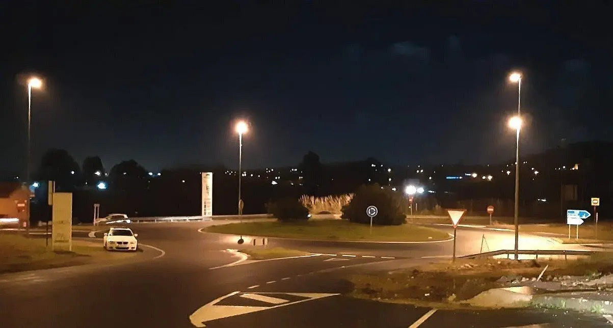 Imagen del alumbrado encendido en la circunvalaci&oacute;n con la A-67