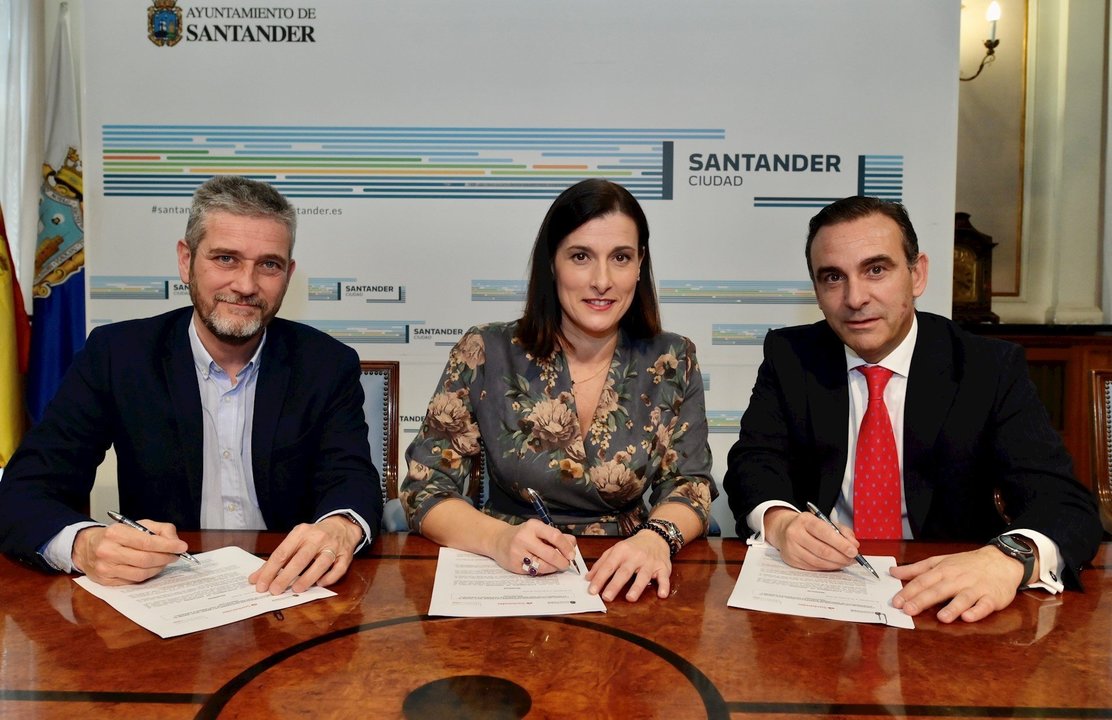 El concejal de Innovación de Santander, Javier Ceruti; la alcaldesa, Gema Igual, y el director del Banco Santander en Cantabria, Manuel Iturbe