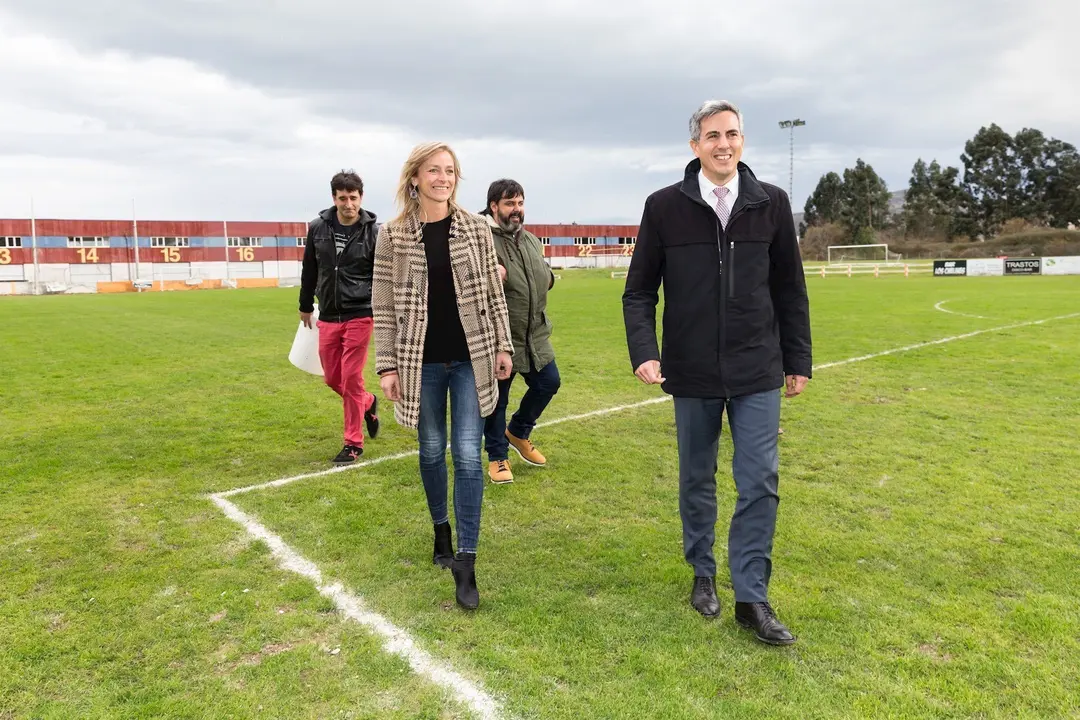 El vicepresidente y consejero de Universidades, Igualdad, Cultura y Deporte, Pablo Zuloaga, visita el campo de f&uacute;tbol de S&aacute;mano
