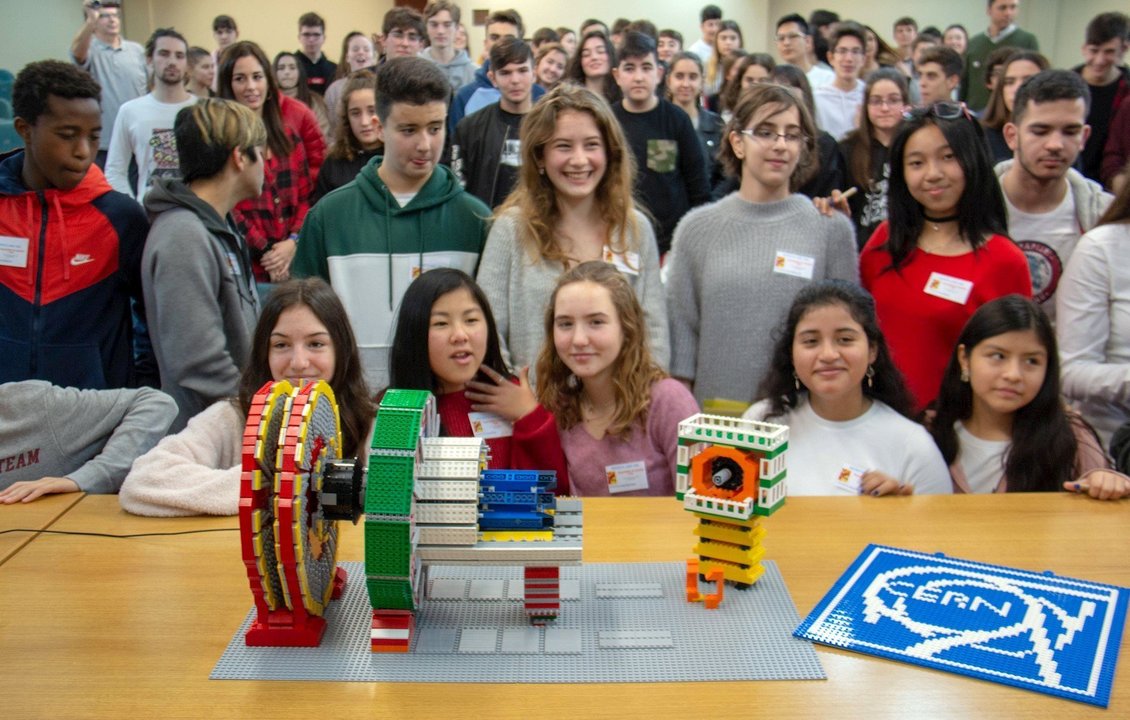 Estudiantes de Secundaria construyen una maqueta del detector CMS del CERN con piezas Lego en la UC