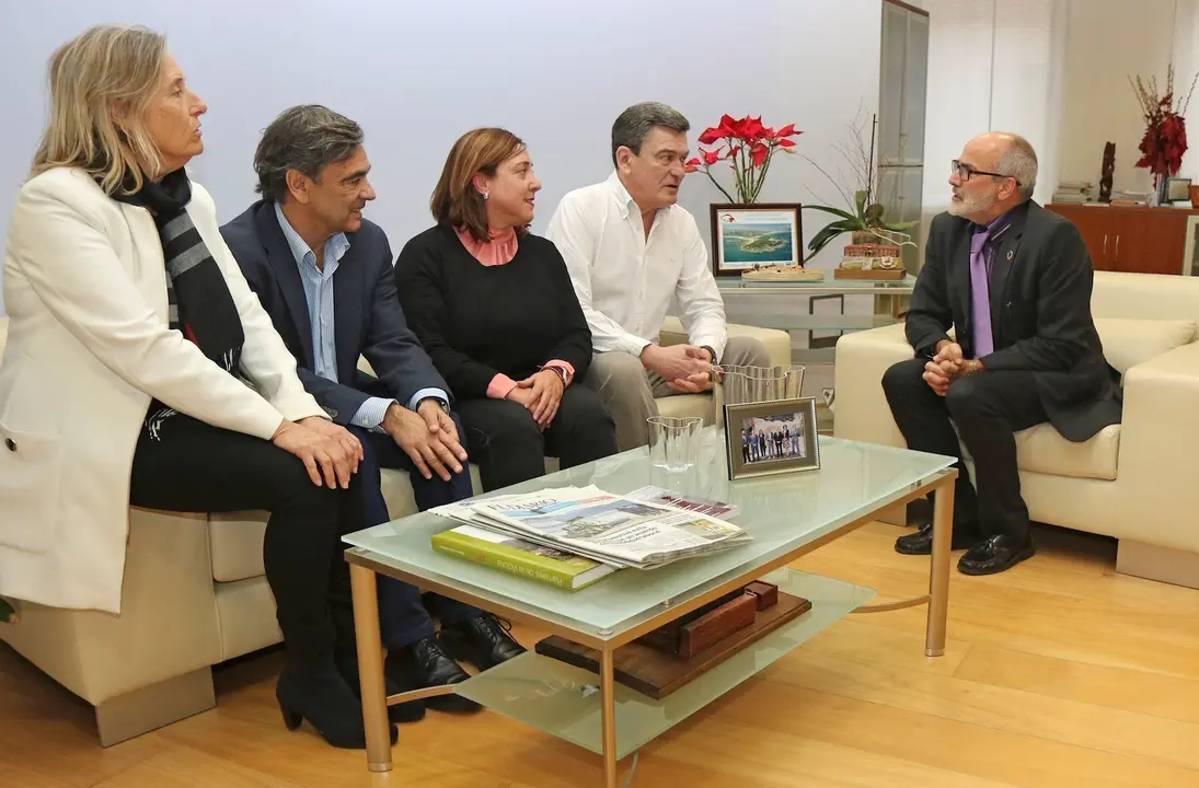 El consejero de Sanidad, Miguel Rodr&iacute;guez, recibe al presidente de SEMERGEN Cantabria, Guillermo Pombo