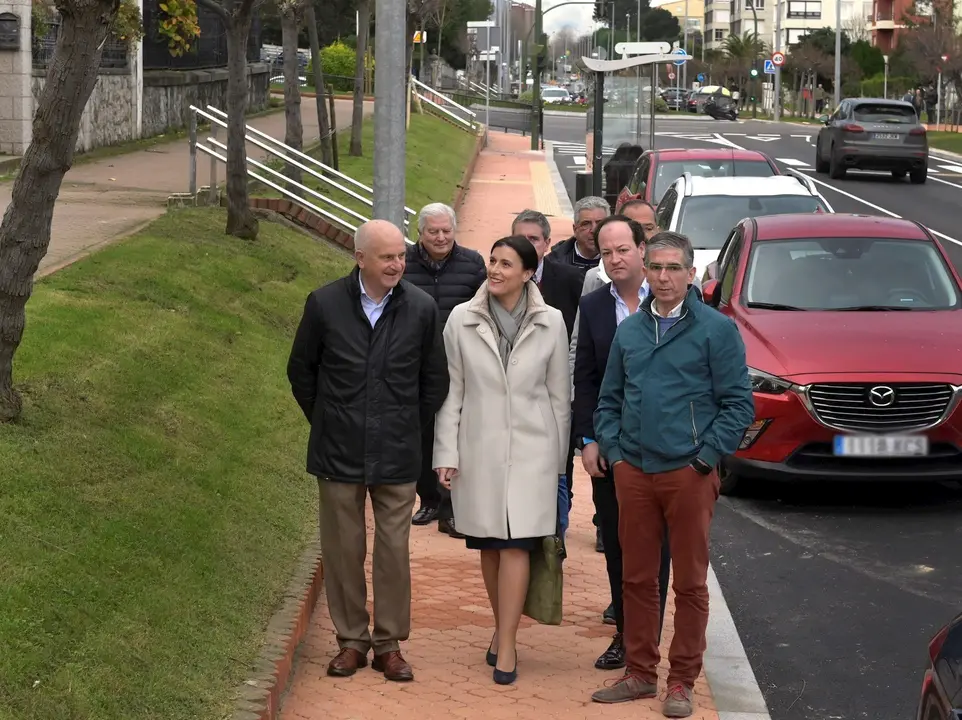 La alcaldesa de Santander, Gema Igual, acompa&ntilde;ada del concejal de Fomento y Movilidad Sostenible, C&eacute;sar D&iacute;az, y de un grupo de vecinos, ha visitado las obras ya finalizadas