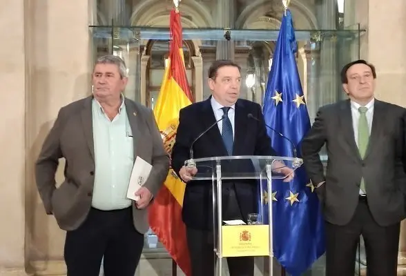 El ministro de Agricultura, Pesca y Alimentaci&oacute;n, Luis Planas, con representantes de los agricultores
