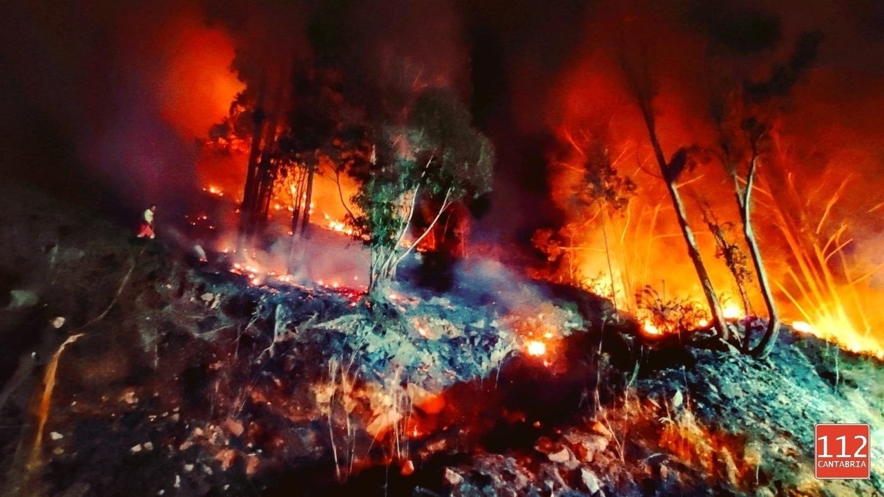Imagen de las labores de extición de incendio de vegetación junto a la CA-170, en el alto de Hijas tomada en la noche del 13 al 14 de enero