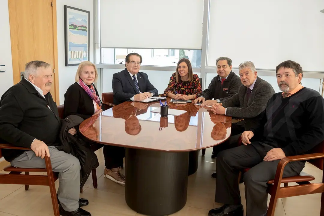 La consejera de Justicia, Paula Fern&aacute;ndez, con la Asociaci&oacute;n de jueces de paz