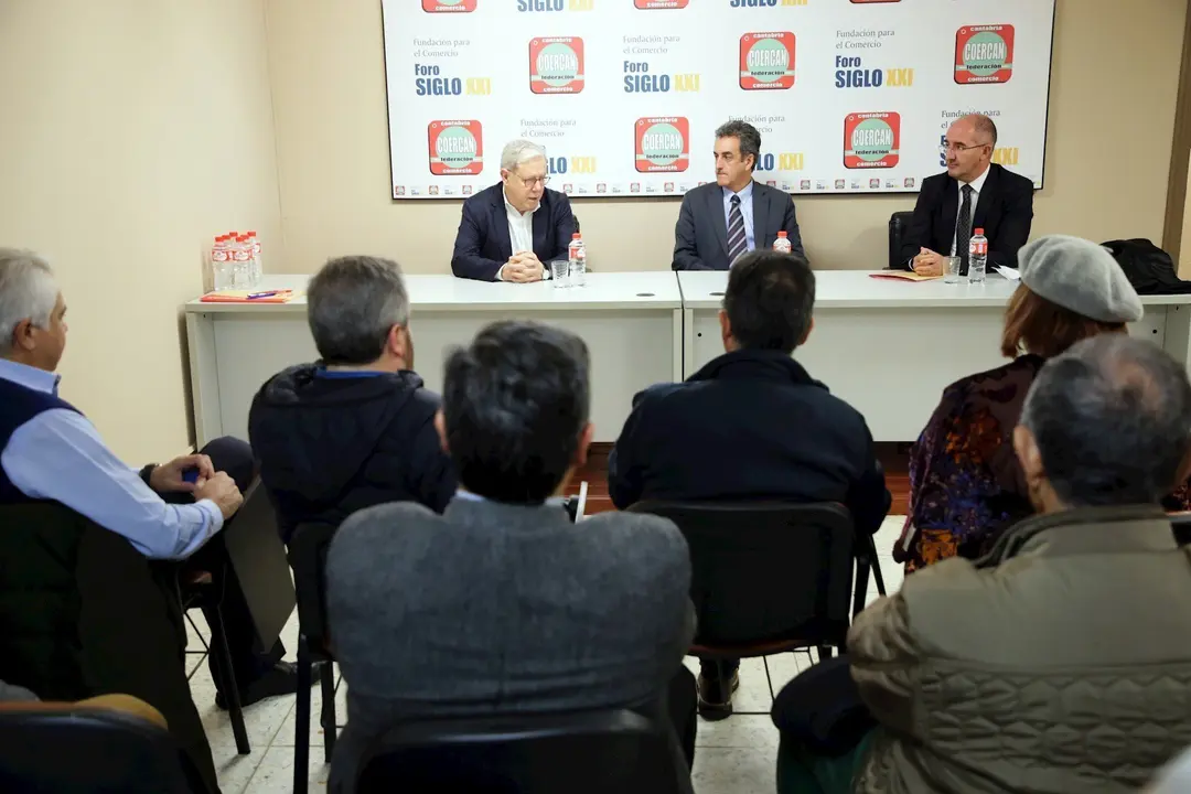 El consejero de Innovaci&oacute;n, Industria, Transporte y Comercio, Francisco Mart&iacute;n (centro de la mesa), se re&uacute;ne con los comerciantes