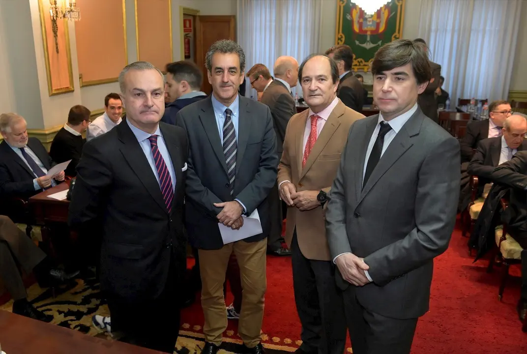 De izquierda a derecha, el general de divisi&oacute;n Felipe de la Plaza, el consejero de Industria Francisco Mart&iacute;n, el presidente de la C&aacute;mara de Comercio, Modesto Pi&ntilde;eiro, y el presidente del Cl&uacute;ster de Industria de Defenssa, Luis Garc&iacute;a  