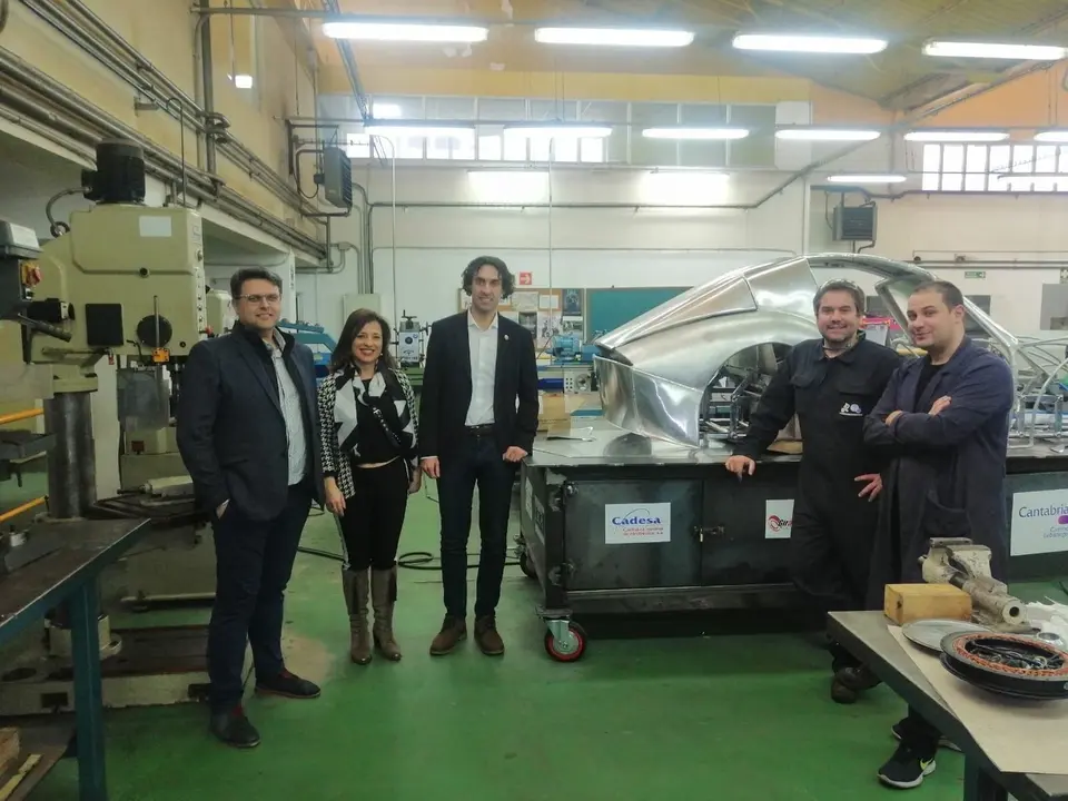 El alcalde de Astillero conoce el proyecto 'Ecocar Guarnizo' del IES Nuestra Se&ntilde;ora de los Remedios