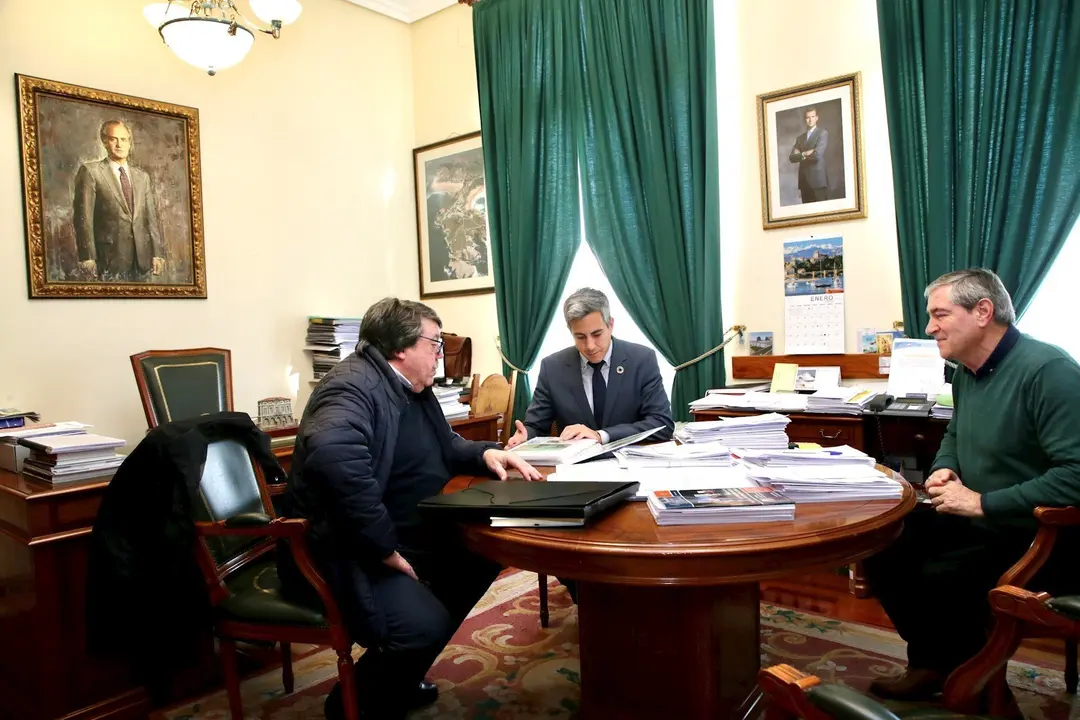 El vicepresidente de Cantabria, Pablo Zuloaga, y el alcade de Suances, Andr&eacute;s Ruiz Moya