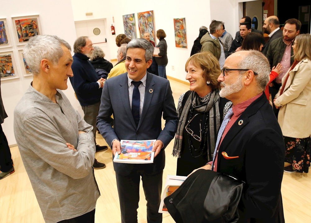 El vicepresidente del Gobierno de Cantabria, Pablo Zuloaga, ha inaugurado la muestra 'Jam Session' del pintor Roberto Ruiz en el espacio cultural Los Arenales
