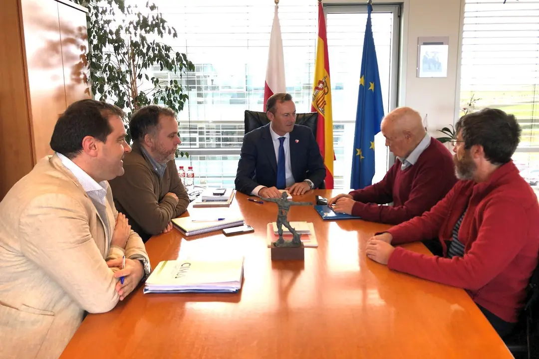 El consejero de Desarrollo Rural, Ganader&iacute;a, Pesca, Alimentaci&oacute;n y Medio Ambiente, Guillermo Blanco, se re&uacute;ne con el presidente de Costa Quebrada, Jes&uacute;s Mojas, y el coordinador de la candidatura a Geoparque de la UNESCO, Gustavo Guti&eacute;rrez