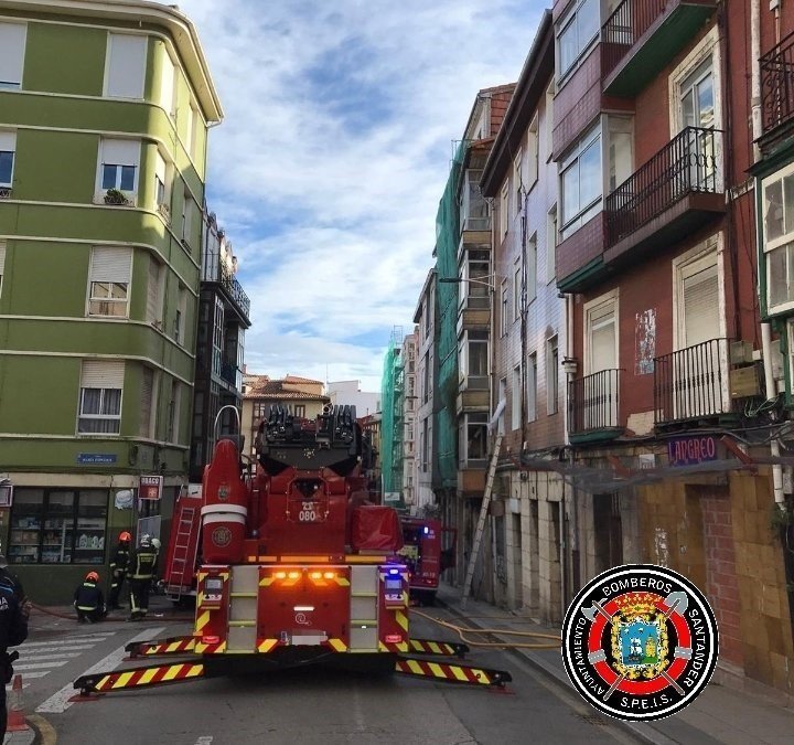 Los bomberos de Santander actuando en el edificio de la calle Alta en el que se ha registrado un incendio que ha obligado a evacuar a todos los vecinos