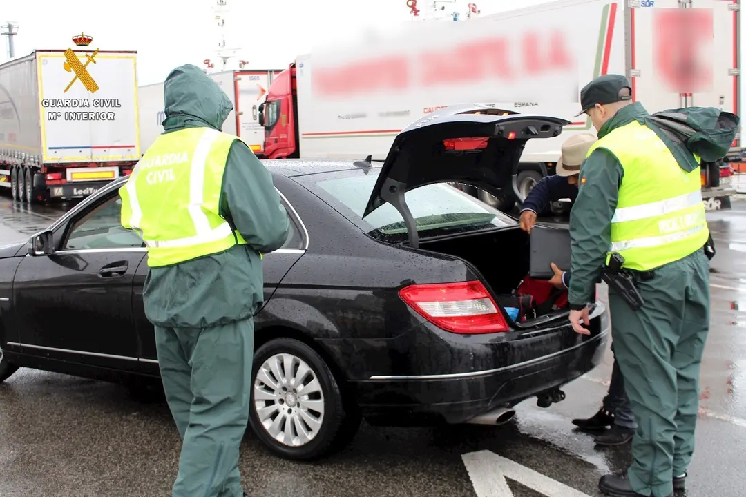 Rdo. Nota De Prensa Guardia Civil (Detenido Por Intentar Embarcar En Un Ferry A Tres Ciudadanos Albaneses, Portando Estos &Uacute;ltimos Documentaci&oacute;n Falsa)