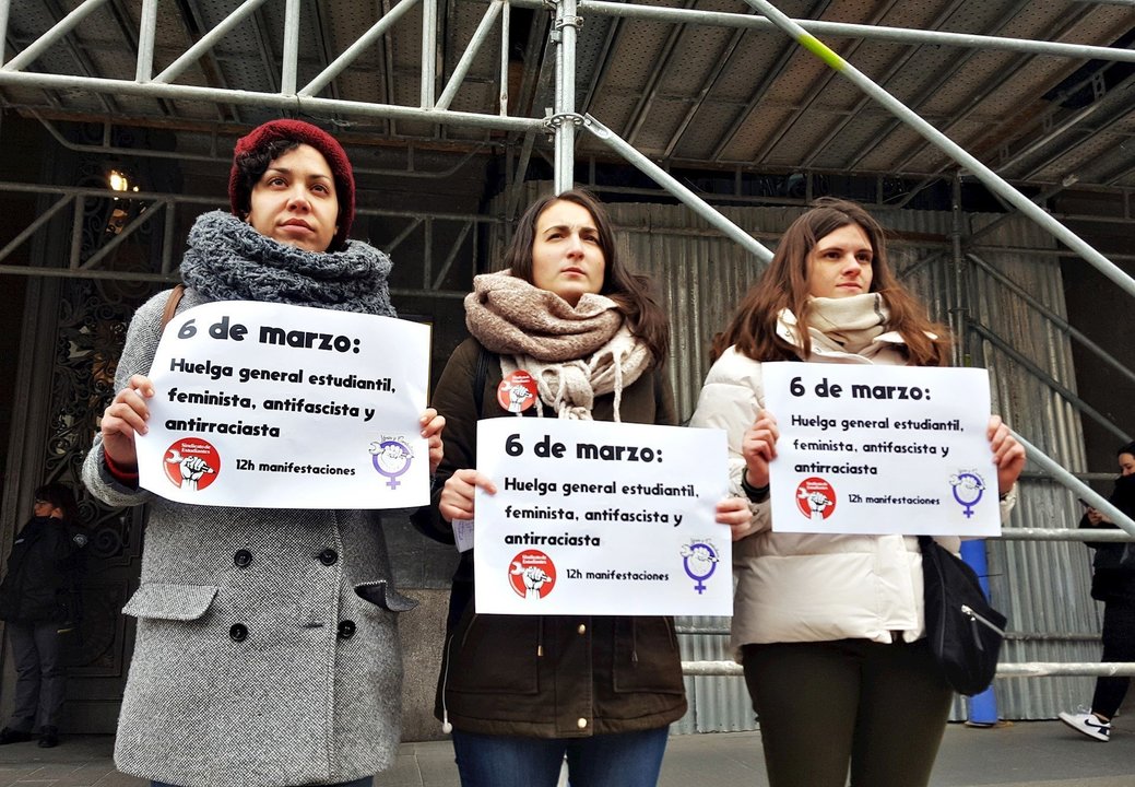 Miembros del Sindicato de Estudiantes, este lunes 20 de enero en Madrid tras anunciar a los medios la convocatoria de huelga general el 6 de marzo contra el 'pin parental'.