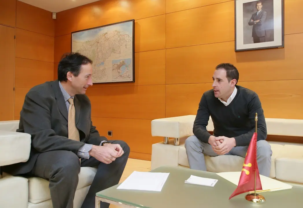 El consejero de Obras P&uacute;blicas, Ordenaci&oacute;n del Territorio y Urbanismo, Jos&eacute; Luis Gochicoa, y el alcalde de Santiurde de Reinosa, Borja Ramos