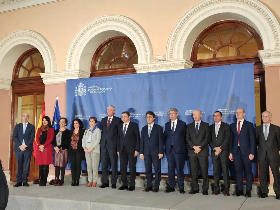 El ministro de Agricultura, Pesca y Alimentaci&oacute;n, Luis Planas, junto a su equipo de trabajo