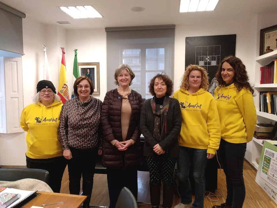 La alcaldesa de Laredo, Charo Losa, y la concejala de Medioambiente, Adelia Melero, han recibido este lunes a voluntarias de la asociaci&oacute;n Amigat y una representante de la Fundaci&oacute;n Brigitte Bardot