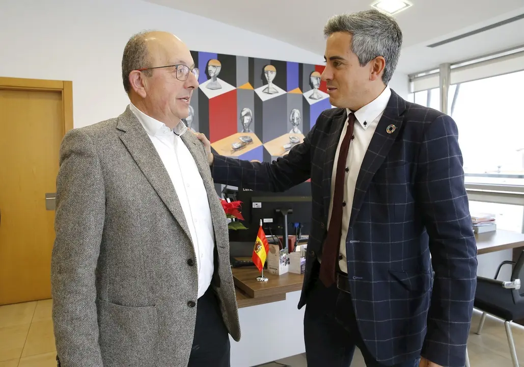 Alcalde de San Vicente de la Barquera, Dioniso Luguera, con vicepresidente de Cantabria, Pablo Cantabria