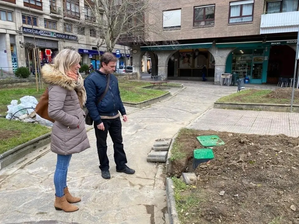La alcaldesa de Castro, Susana Herr&aacute;n, en el inicio de las obras en la Plaza de la Barrera