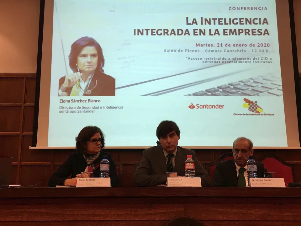 La directora de Seguridad e Inteligencia del Grupo Santander y exsecretaria general del Centro Nacional de Inteligencia (CNI), Elena S&aacute;nchez, ha impartido este martes una conferencia al Cl&uacute;ster de Defensa