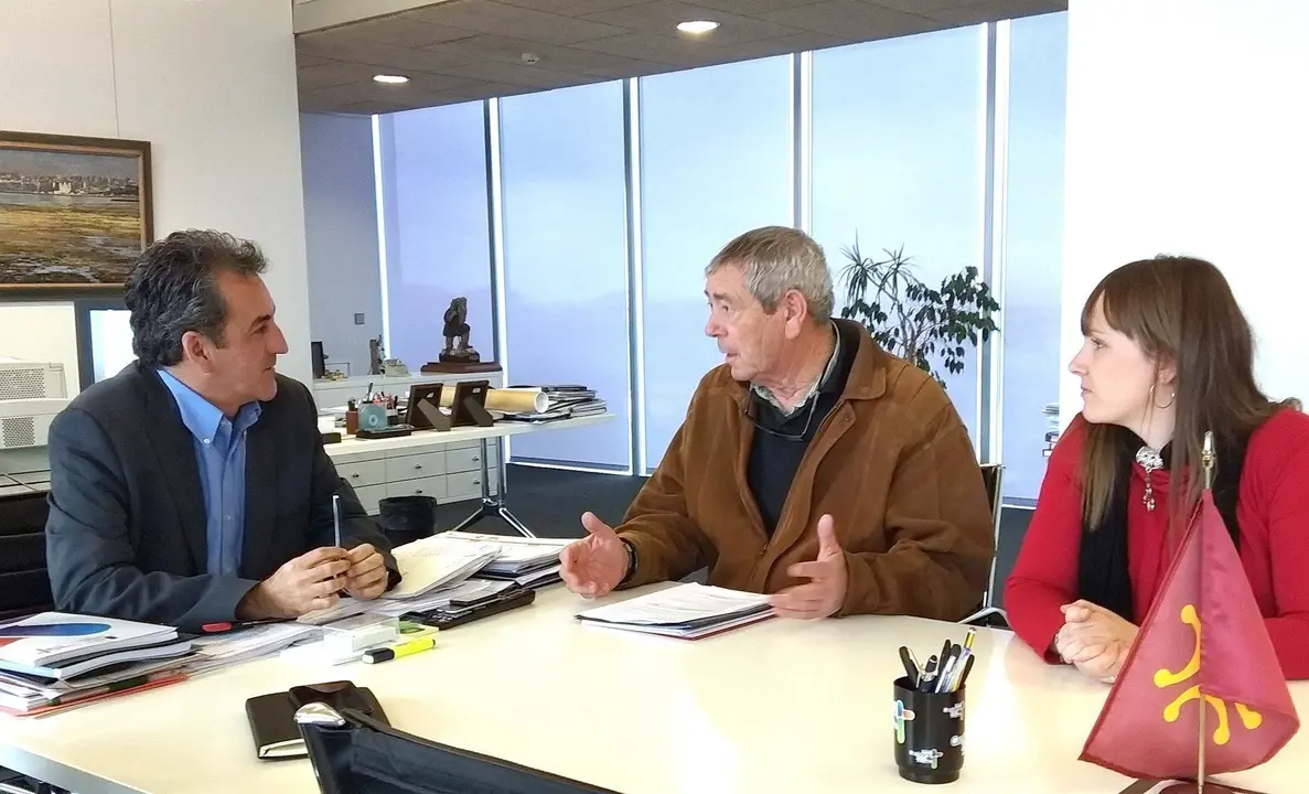 El consejero de Innovaci&oacute;n, Industria, Transporte y Comercio, Francisco Mart&iacute;n, se re&uacute;ne con el alcalde de Bareyo, Jos&eacute; de la Hoz