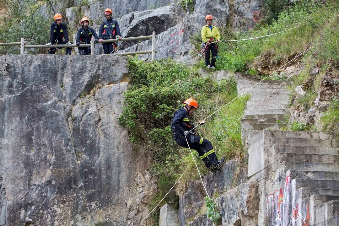 Los nuevos bomberos municipales entrenan en la cantera de Bilbao en Escobedo