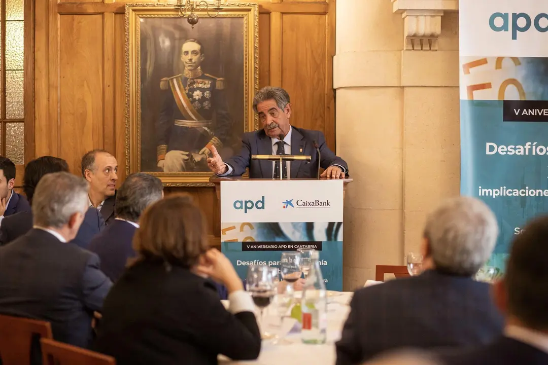 El presidente de Cantabria en un acto de la APD