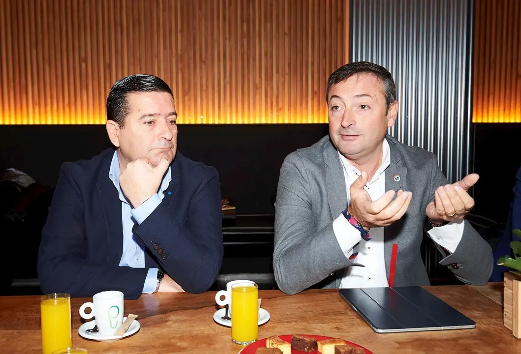 El presidente y el vicepresidente del Real Racing Club de Santander, Alfredo P&eacute;rez (1d) y Pedro Ortiz (2d) intervienen en un desayuno informativo, en el restaurante balneario de La Concha, en Santander-Cantabria (Espa&ntilde;a), a 22 de enero de 2020.