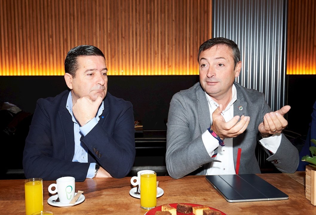 El presidente y el vicepresidente del Real Racing Club de Santander, Alfredo Pérez (1d) y Pedro Ortiz (2d) intervienen en un desayuno informativo, en el restaurante balneario de La Concha, en Santander-Cantabria (España), a 22 de enero de 2020.