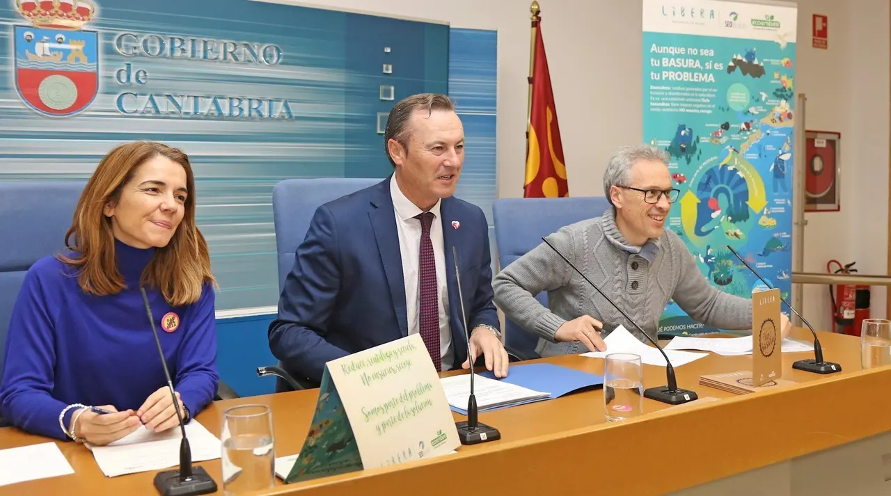 El consejero de Desarrollo Rural, Guillermo Blanco, presenta el proyecto Libera junto a responsables de SEO y Ecoembes