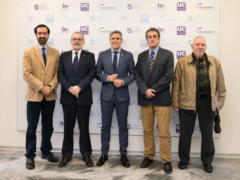 El vicepresidente regional, Pablo Zuloaga, y el consejero de Innovaci&oacute;n e Industria, Francisco Mart&iacute;n, visitan el IHCantabria