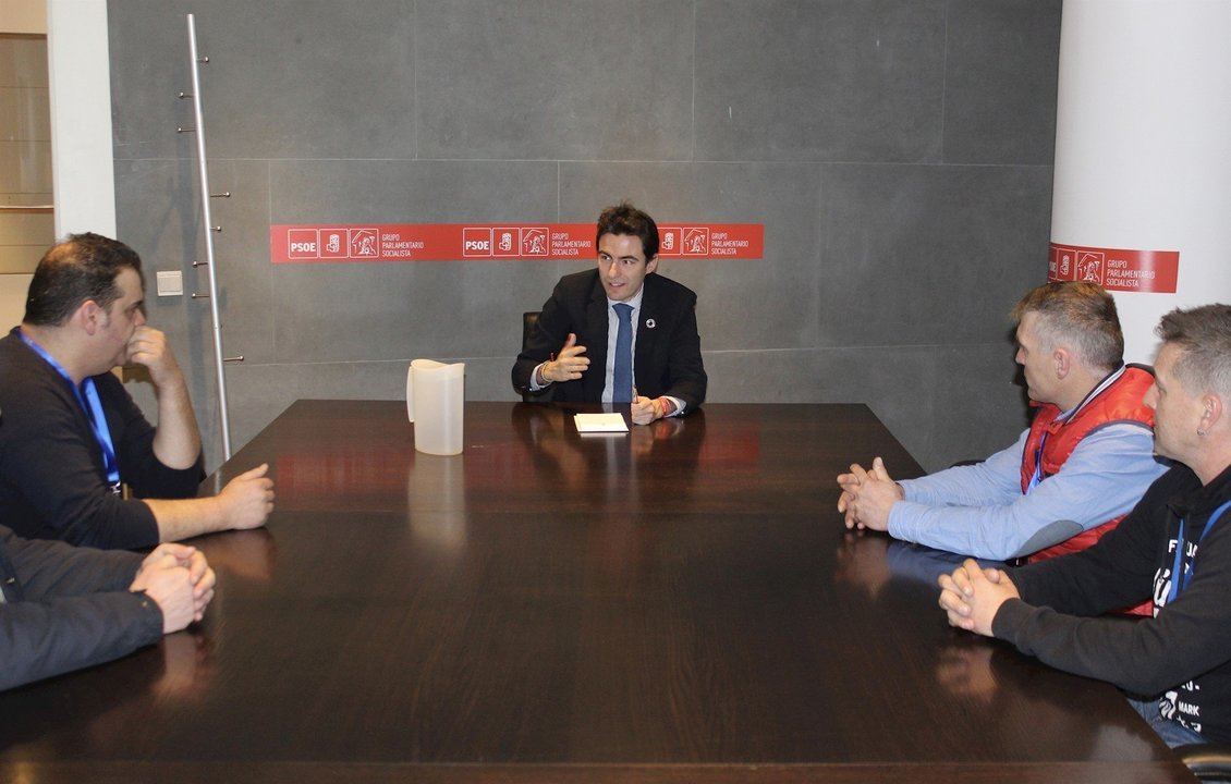 El diputado nacional del PSOE Pedro Casares se reúne con el comité de empresa de la planta de Ferroatlántica de Boo