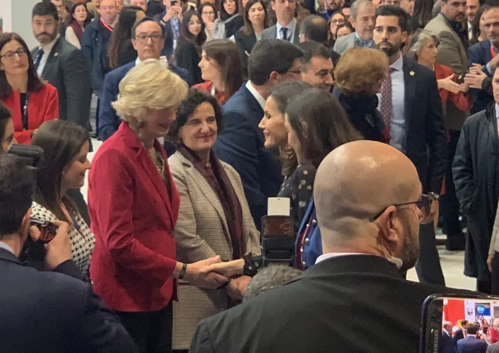 La consejera de Turismo de Cantabria con la Reina Letizia en la inauguraci&oacute;n de Fitur