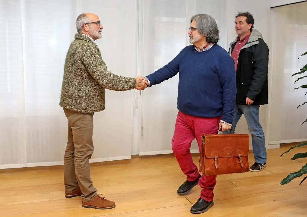 El consejero de Sanidad, Miguel Rodr&iacute;guez, y el presidente de la Fundaci&oacute;n Infancia Solidaria, Pepo D&iacute;az