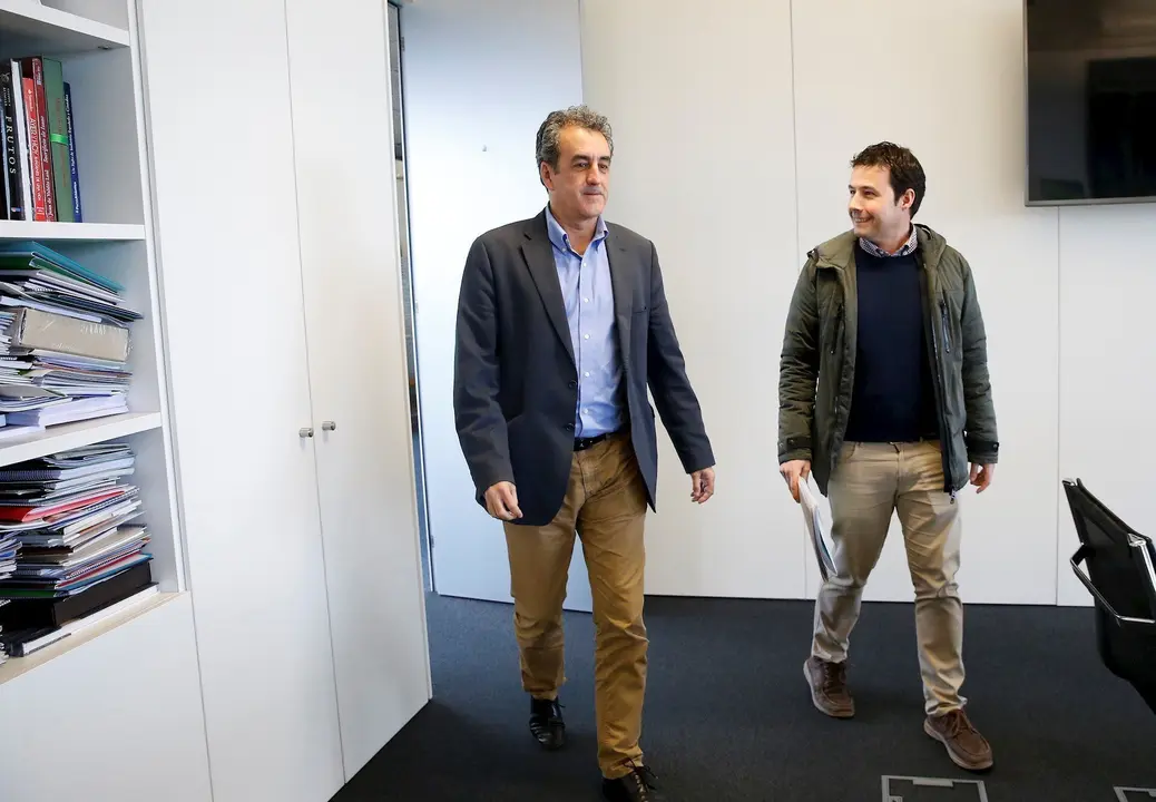 El consejero de Industria, Francisco Mart&iacute;n (izda) se re&uacute;ne con el alcalde de Valdeprado del R&iacute;o, Jaime Soto