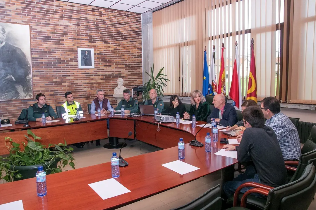 Comisi&oacute;n Local de Seguridad de Polanco presidida por el delegado del Gobierno, Eduardo Echevarr&iacute;a, y la alcaldesa, Rosa D&iacute;az Fern&aacute;ndez