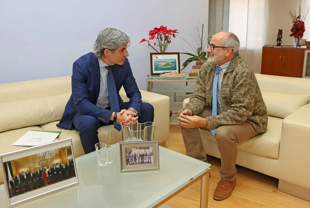 El consejero de Sanidad, Miguel Rodr&iacute;guez, y el director general del Igualatorio Cantabria y de la Cl&iacute;nica Momp&iacute;a, Pablo Corral