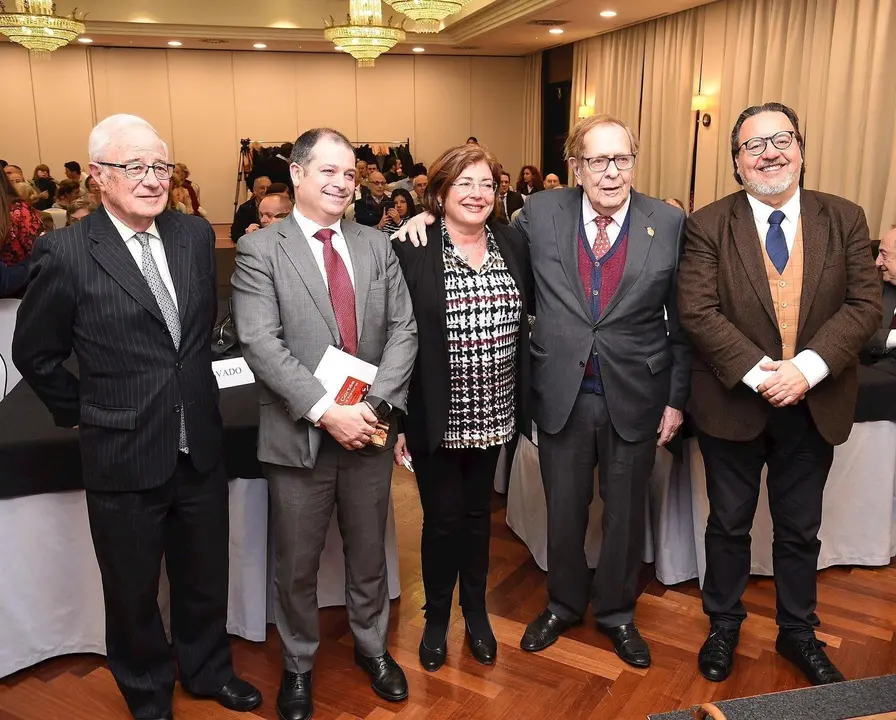 El economista Ram&oacute;n Tamames con la junta directiva de Cemide