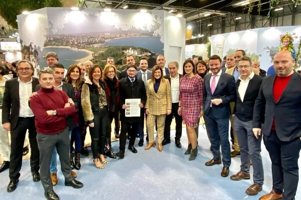 La presidenta del PP de Cantabria, Mar&iacute;a Jos&eacute; S&aacute;enz de Buruaga, y otros miembros del partido en Fitur