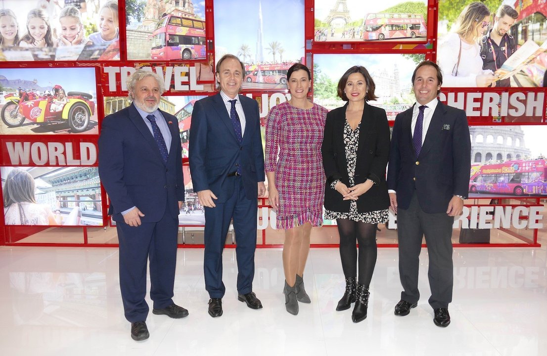 La alcaldesa y concejala de Turismo de Santander en Fitur con representantes de City Sightseeing