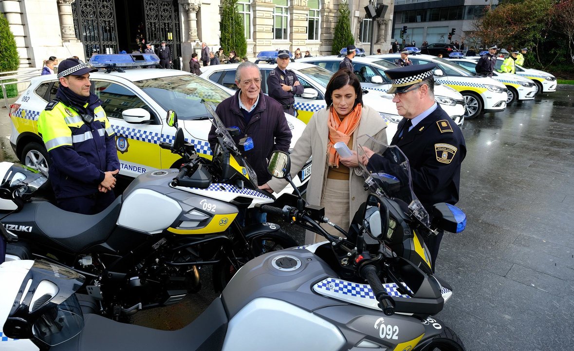 alcaldesa en presentación nuevos vehículos policía local