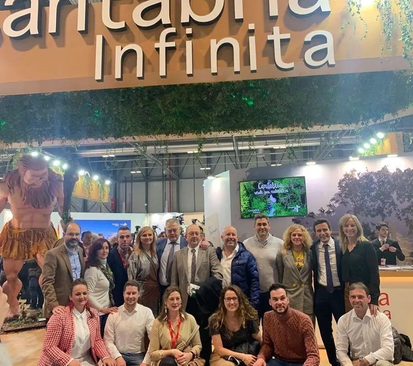 Jos&eacute; Salm&oacute;n junto a otros dirigentes del PSOE en el estand de Cantabria en Fitur