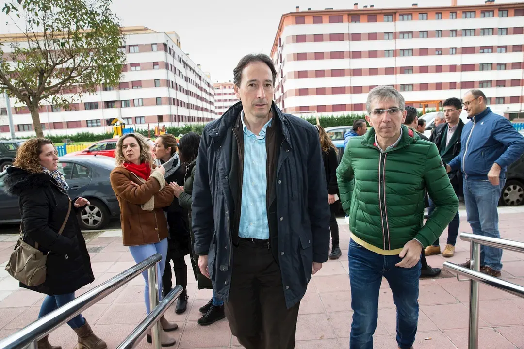 Gochicoa y D&iacute;az en una rueni&oacute;n con vecinos del barrio de Nueva Monta&ntilde;a donde se desplom&oacute; un parking