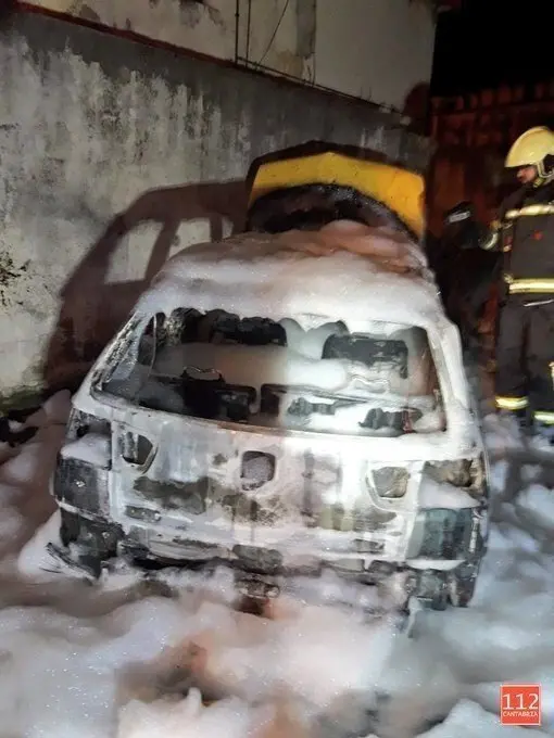 Coche calcinado en Colindres