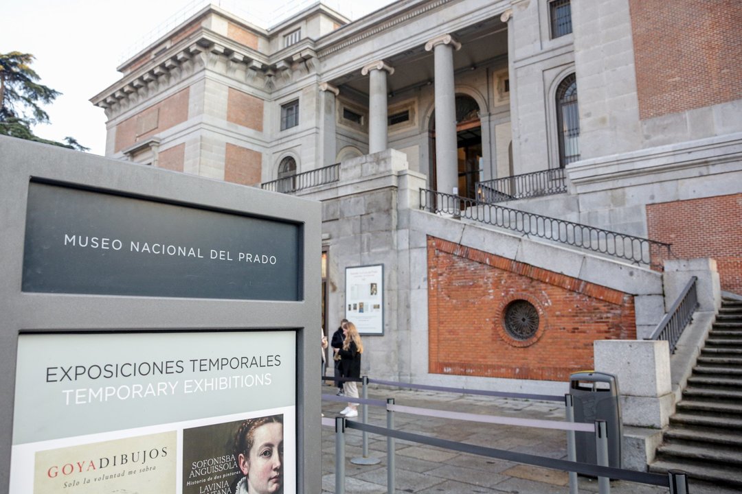 Escaleras de entrada de la Puerta de Goya al Museo del Prado y panel donde se anuncian las exposiciones temporales, en Madrid a 14 de enero de 2020.