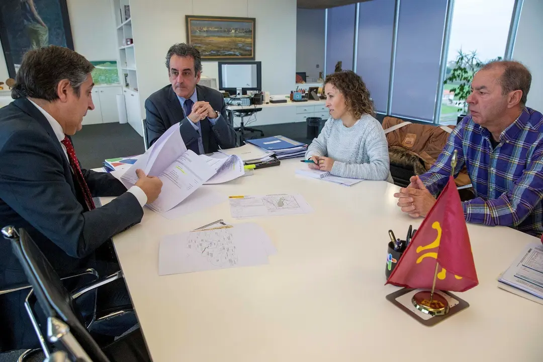 El consejero de Innovaci&oacute;n, Industria, Transporte y Comercio, Francisco Mart&iacute;n, recibe a alcaldesa de Molledo, Ver&oacute;nica Mantec&oacute;n